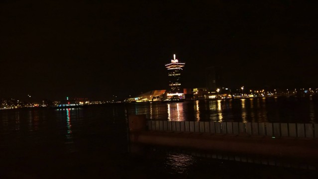 Achter het Centraal Station, in afwachting van de pont. 